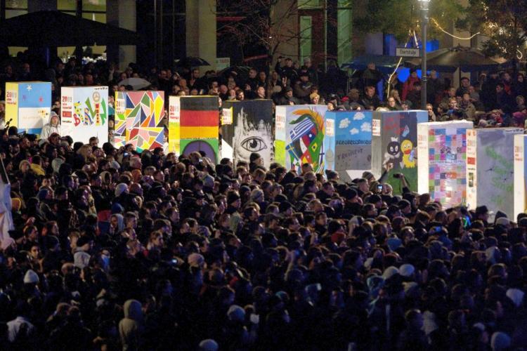 <a><img src="https://www.theepochtimes.com/assets/uploads/2015/09/wall92949278.jpg" alt="Spectators watch as giant, painted styrofoam dominoes stand along the route of the former Berlin Wall near the Brandenburg Gate on November 9, 2009 in Berlin, Germany. (Henning Schacht-Pool/Getty Images)" title="Spectators watch as giant, painted styrofoam dominoes stand along the route of the former Berlin Wall near the Brandenburg Gate on November 9, 2009 in Berlin, Germany. (Henning Schacht-Pool/Getty Images)" width="320" class="size-medium wp-image-1825282"/></a>