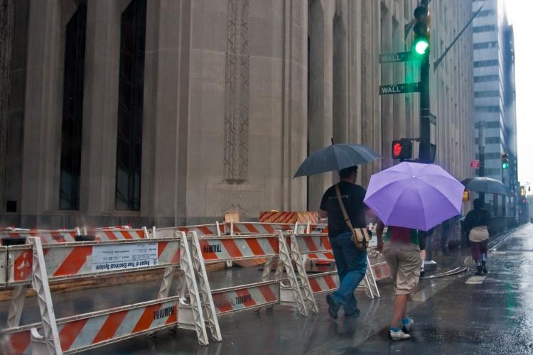 <a><img src="https://www.theepochtimes.com/assets/uploads/2015/09/wallst_rob_MG_2332.jpg" alt="Pedestrians stroll past Wall St. in New York in the rain on Saturday, Aug. 27., ahead of Hurricane Irene. (Robert Counts/The Epoch Times)" title="Pedestrians stroll past Wall St. in New York in the rain on Saturday, Aug. 27., ahead of Hurricane Irene. (Robert Counts/The Epoch Times)" width="350" class="size-medium wp-image-1798720"/></a>