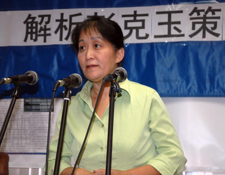<a><img src="https://www.theepochtimes.com/assets/uploads/2015/09/wenyicolor.jpg" alt="TAKE A STAND: At a forum held in Queens on Sunday, Dr. Wenyi Wang represented Falun Gong practitioners who were attacked by pro-Communist groups in Flushing. Dr. Wang called on the Chinese community to take a stand against the ongoing violence.  (Jonathan Weeks/The Epoch Times)" title="TAKE A STAND: At a forum held in Queens on Sunday, Dr. Wenyi Wang represented Falun Gong practitioners who were attacked by pro-Communist groups in Flushing. Dr. Wang called on the Chinese community to take a stand against the ongoing violence.  (Jonathan Weeks/The Epoch Times)" width="320" class="size-medium wp-image-1833680"/></a>