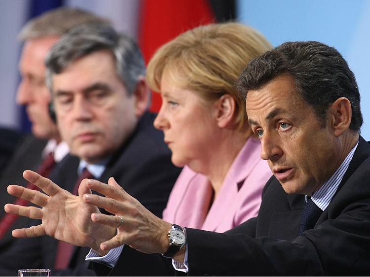 <a><img src="https://www.theepochtimes.com/assets/uploads/2015/09/woop84973184.jpg" alt="French President Nicolas Sarkozy (R) speaks to the media after a meeting of European Union leaders at the Chancellery as German Chancellor Angela Merkel, British Prime Minister Gordon Brown and Czech Prime Minister Mirek Topolanek (L) listen on February 2 (Sean Gallup/Getty Images)" title="French President Nicolas Sarkozy (R) speaks to the media after a meeting of European Union leaders at the Chancellery as German Chancellor Angela Merkel, British Prime Minister Gordon Brown and Czech Prime Minister Mirek Topolanek (L) listen on February 2 (Sean Gallup/Getty Images)" width="320" class="size-medium wp-image-1829565"/></a>