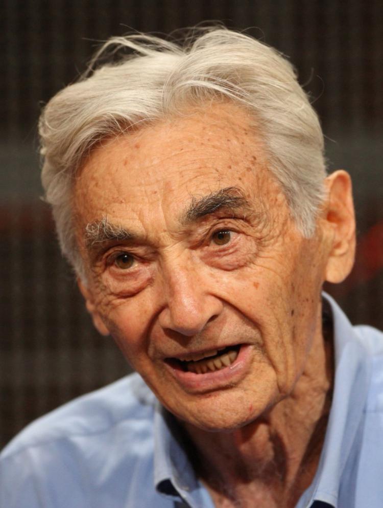 <a><img src="https://www.theepochtimes.com/assets/uploads/2015/09/z89459399.jpg" alt="Howard Zinn at the History Channel documentary 'The People Speak' panel at the Ritz-Carlton Huntington Hotel on July 29, 2009 in Pasadena, California.  (Frederick M. Brown/Getty Images)" title="Howard Zinn at the History Channel documentary 'The People Speak' panel at the Ritz-Carlton Huntington Hotel on July 29, 2009 in Pasadena, California.  (Frederick M. Brown/Getty Images)" width="320" class="size-medium wp-image-1823580"/></a>