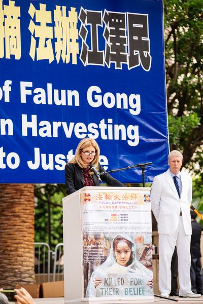 Civil rights attorney Lisa Bloom speaks at a Falun Gong rally in Los Angeles on Oct. 15, 2015. (Edward Dai/Epoch Times)