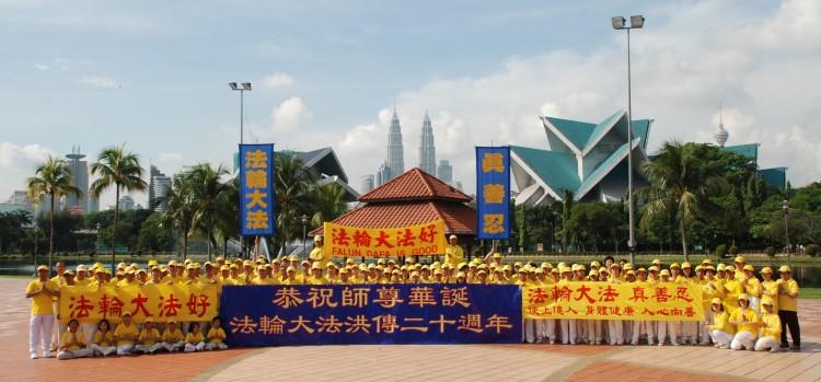 <a href="https://www.theepochtimes.com/assets/uploads/2015/10/20120501_Chow_Malaysia_DafaDay-w.jpg"><img class="size-full wp-image-1868678" title="Falun Dafa Day celebration in Malaysia" src="https://www.theepochtimes.com/assets/uploads/2015/10/20120501_Chow_Malaysia_DafaDay-w.jpg" alt="Falun Dafa Day celebration in Malaysia" width="750" height="349"/></a>