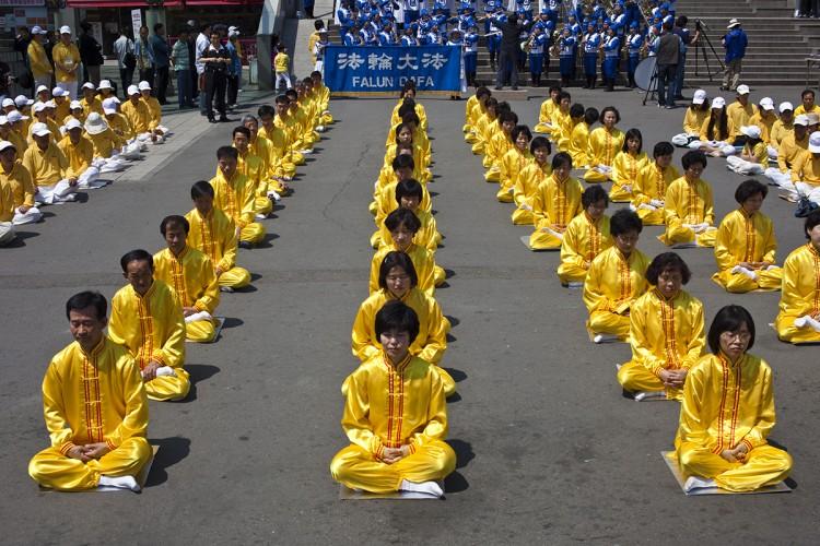<a href="https://www.theepochtimes.com/assets/uploads/2015/10/20120506_Hall_Seoul_DafaDay-1.jpg"><img class="size-full wp-image-1868672" title="World Falun Dafa Day - Seoul, Korea" src="https://www.theepochtimes.com/assets/uploads/2015/10/20120506_Hall_Seoul_DafaDay-1.jpg" alt="World Falun Dafa Day - Seoul, Korea" width="750" height="500"/></a>