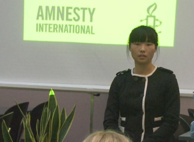 Jin Zhaoyu, daughter of Chen Zhenping, speaks at an Amnesty International meeting on human rights in China. (Minghui.org)