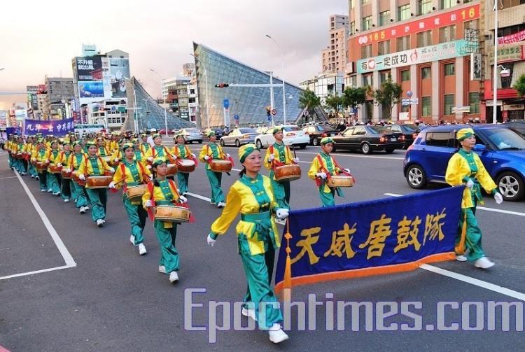 <a href="https://www.theepochtimes.com/assets/uploads/2015/10/80_million_renounce_celebration.jpg"><img src="https://www.theepochtimes.com/assets/uploads/2015/10/80_million_renounce_celebration.jpg" alt="The Tang Drum Team  (Luo Ruixun/The Epoch Times)" title="The Tang Drum Team  (Luo Ruixun/The Epoch Times)" width="320" class="size-medium wp-image-1870302"/></a>