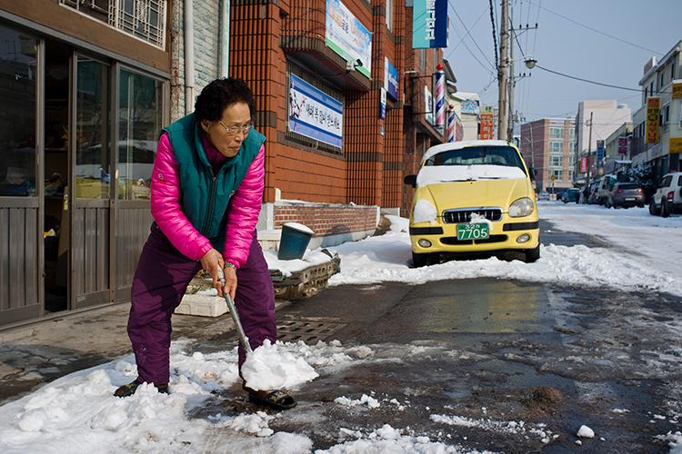 <a href="https://www.theepochtimes.com/assets/uploads/2015/10/DSCF4906.jpg"><img class="size-full wp-image-1868525" src="https://www.theepochtimes.com/assets/uploads/2015/10/DSCF4906.jpg" alt="An elderly lady shovels snow in Daejeon, January 1, 2013." width="750" height="500"/></a>