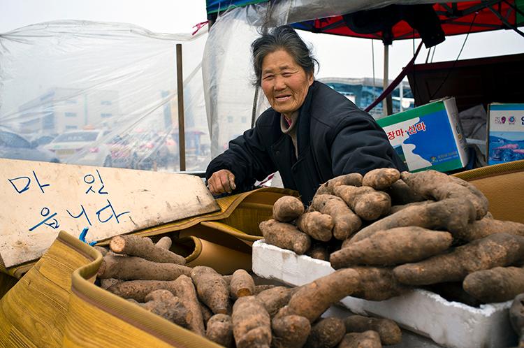 <a href="https://www.theepochtimes.com/assets/uploads/2015/10/DSCF4961.jpg"><img class="size-full wp-image-1868531" src="https://www.theepochtimes.com/assets/uploads/2015/10/DSCF4961.jpg" alt="An elderly lady selling sweet potatoes" width="750" height="498"/></a>