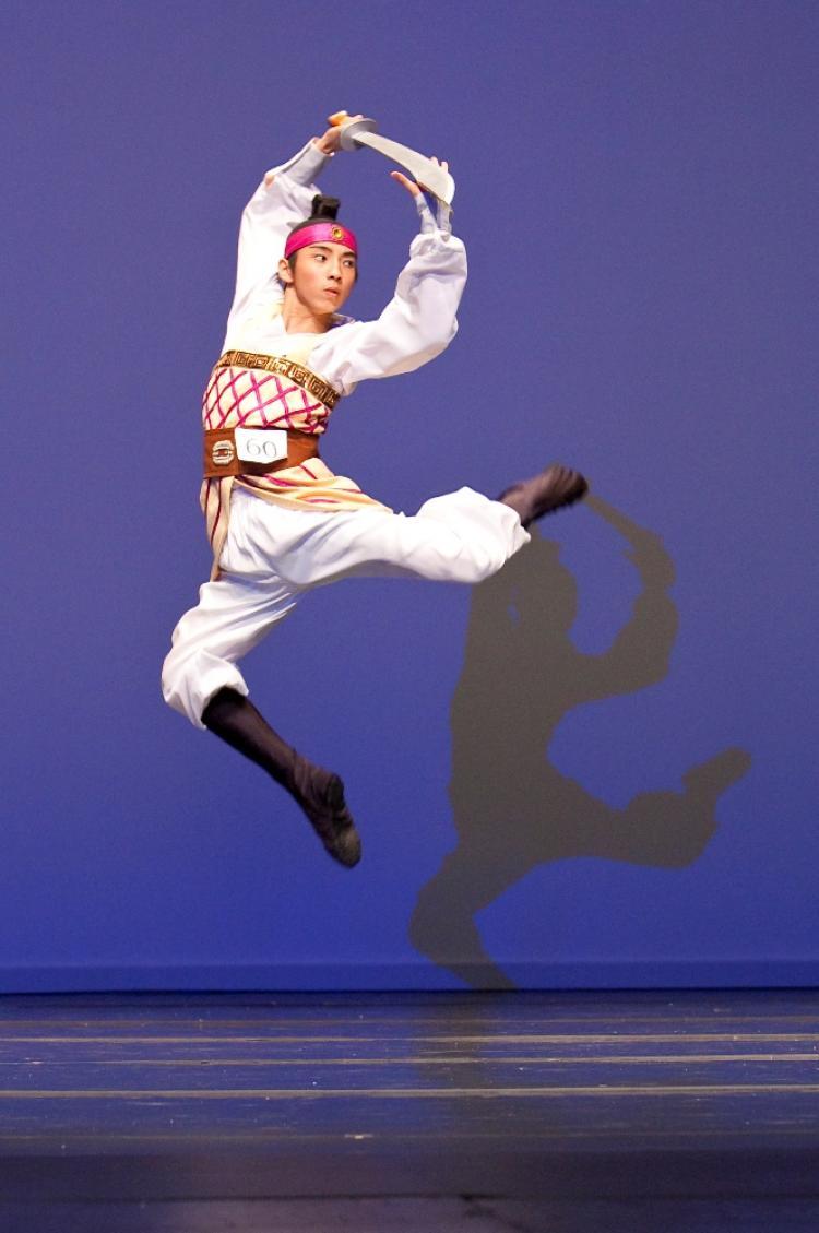 <a href="https://www.theepochtimes.com/assets/uploads/2015/10/Golden_2Edward_Dai.jpg"><img src="https://www.theepochtimes.com/assets/uploads/2015/10/Golden_2Edward_Dai.jpg" alt="Shen Yun Performing Arts dancer Golden Li won First Place in the Adult Male Competition. (Edward Dai/ The Epoch Times)" title="Shen Yun Performing Arts dancer Golden Li won First Place in the Adult Male Competition. (Edward Dai/ The Epoch Times)" width="320" class="size-medium wp-image-1870486"/></a>