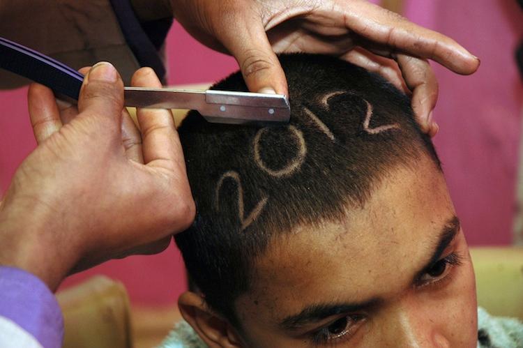 <a href="https://www.theepochtimes.com/assets/uploads/2015/10/Pakistan-136292999-750.jpg"><img class="size-medium wp-image-1868800" src="https://www.theepochtimes.com/assets/uploads/2015/10/Pakistan-136292999-750.jpg" alt="A Pakistani barber gives a 2012 hair cut" width="589" height="390"/></a>