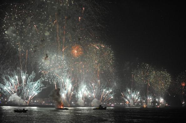 <a href="https://www.theepochtimes.com/assets/uploads/2015/10/r136301378.jpg"><img class="size-medium wp-image-1868802" src="https://www.theepochtimes.com/assets/uploads/2015/10/r136301378.jpg" alt="People watch the fireworks along Copacab" width="593" height="392"/></a>