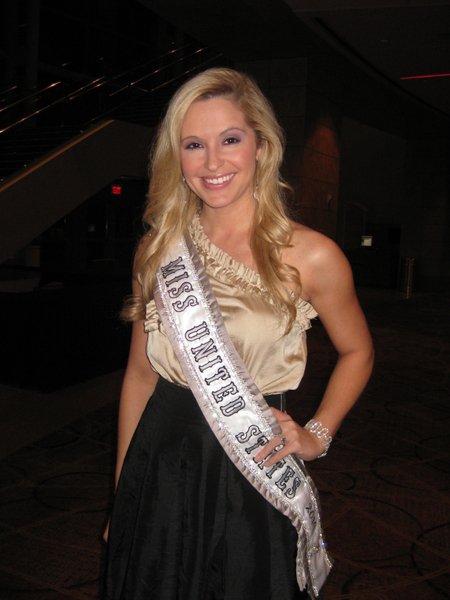 Miss United States 2010 Jessica Black brought her 5-year-old niece to Shen Yun Performing Arts in 2011. (Epoch Times)