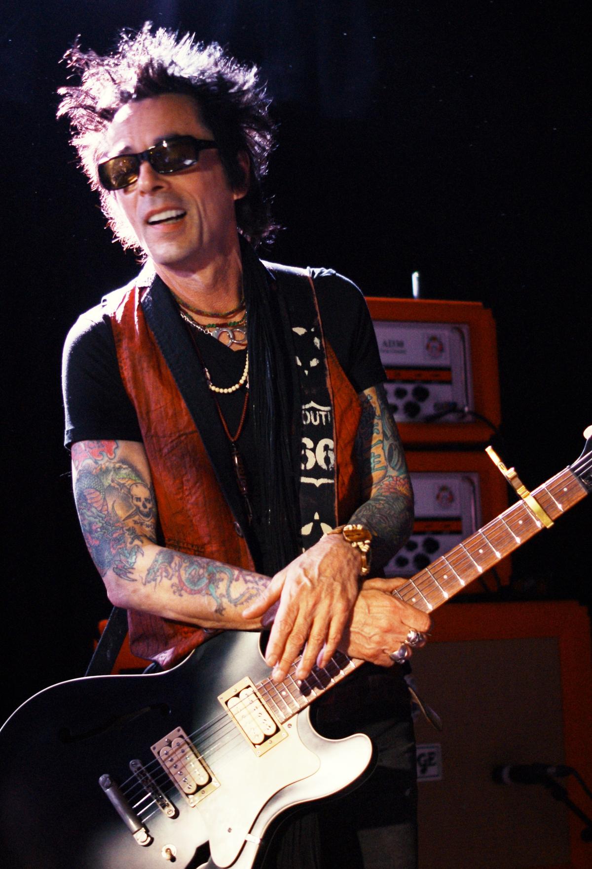 Earl Slick playing with The New York Dolls at Club Academy in Manchester, England, on 29 March 2011. (Creative Commons/Flickr/Man Alive)
