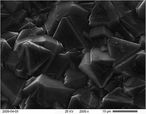 Synthetic diamond closeup. (Instytut Fizyki Uniwersytet Kazimierza Wielkiego, CC-SA 4.0)