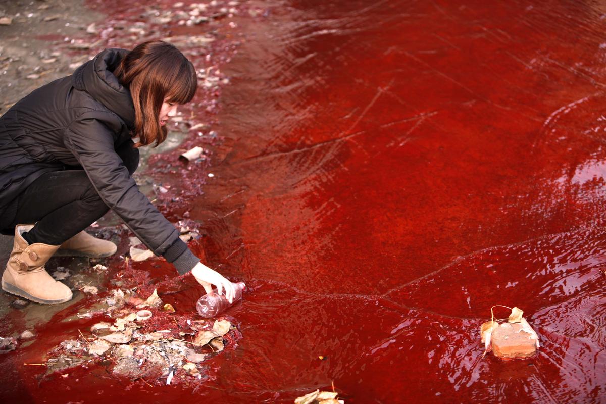 Polluted water from a sewer into the Jian River in December 2011. (STR/AFP/Getty Images)