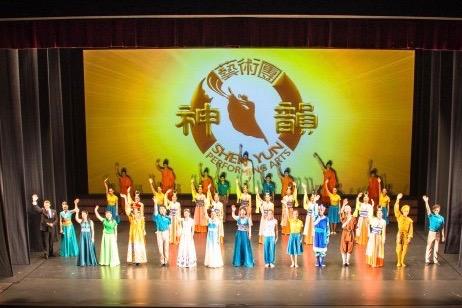 Shen Yun Performing Arts World Company's curtain call at Perth's State Theatre, on Jan. 30, 2016. (Epoch Times)