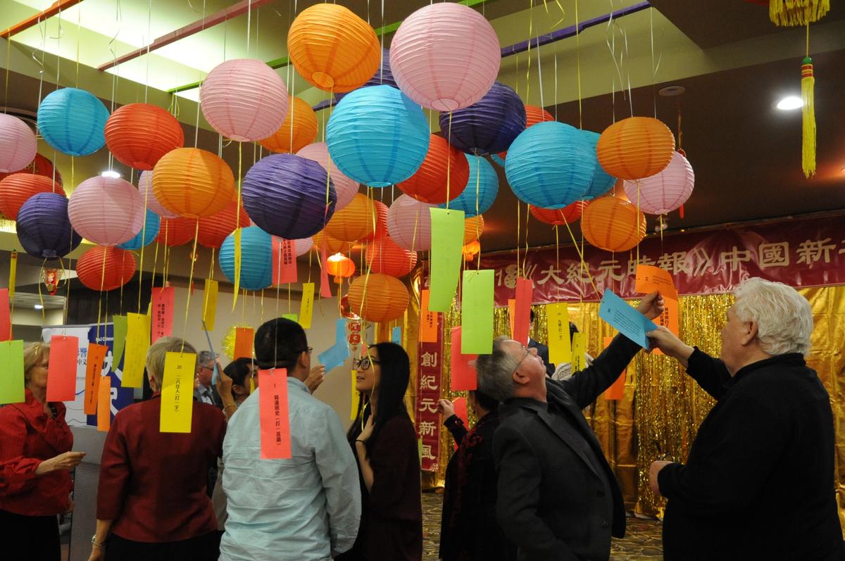 Guests take part in a traditional Chinese riddle game at the Epoch Times Chinese New Year celebration event in Edmonton on Feb. 6, 2016. (Jerry Wu/Epoch Times)