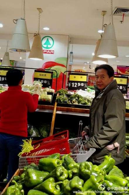 Pictures of Li Xiaopeng and his wife buying vegetables on Feb. 12. (China Business Journal).