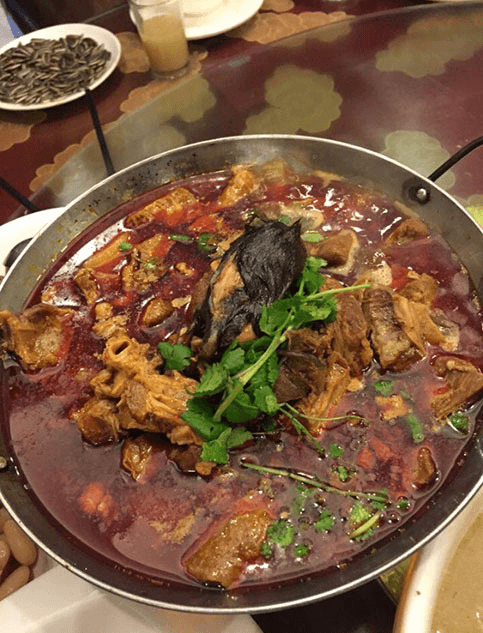 The beef dish containing a dead rat. (Sina Weibo)
