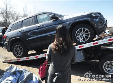 A customer and her newly-bought Grand Cherokee on Feb. 25. (Sina Weibo)