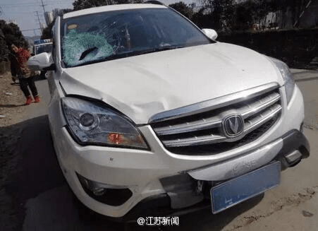 Shen's vehicle sustained more damage than Zhuang. (via Sina.com)