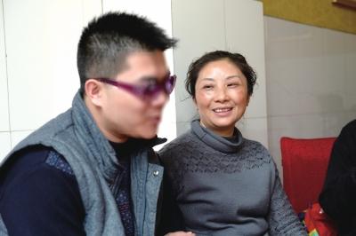 Song Yangzhi (L) and his mother Zhang Xuexia at the reunion. (Jinhua Times)