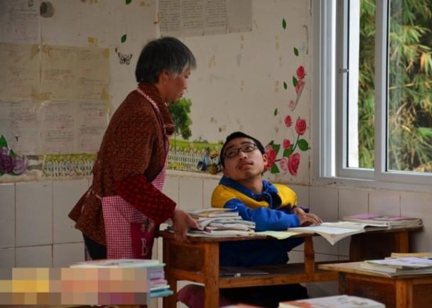 Xu and her son. (Sichuan News Net)