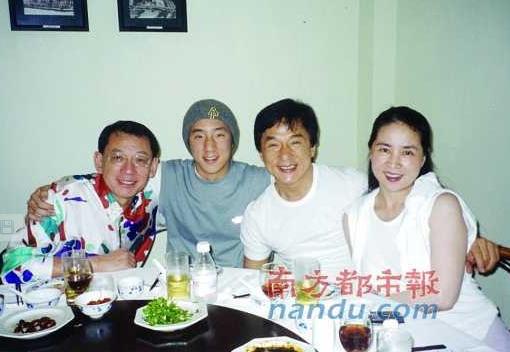 Jackie Chan and his wife and son dining with Empire Group boss, Albert Yeung. (Internet Photo)