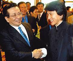Jackie Chan shaking hands with Zeng Qinghong. (Internet Photo)