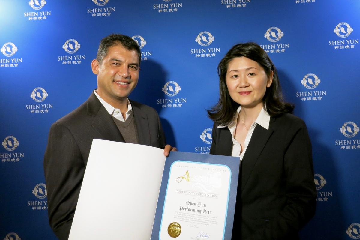 California Assemblyman Das Williams presents a Certificate of Recognition to Shen Yun Performing Arts at the Granada Theatre in Santa Barbara on the evening of April 30, 2016. (Courtesy of NTD Television)