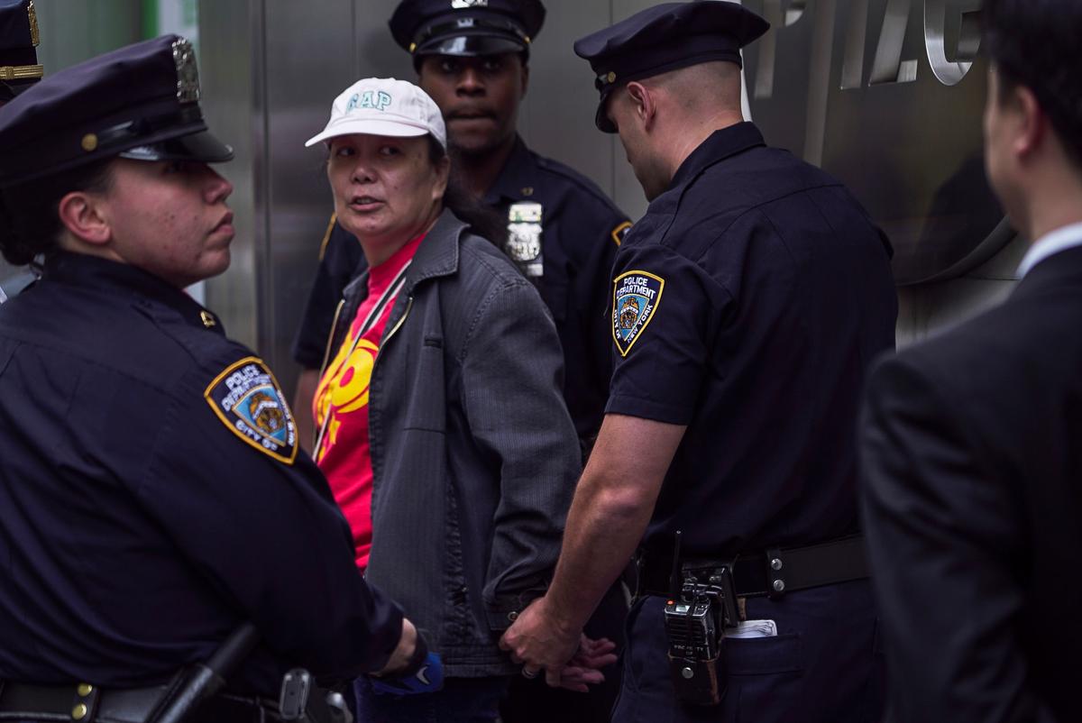 Li Huahong, a proxy agent of the Chinese regime, is arrested by police officers in New York City on May 13, 2016. (Provided by a reader)