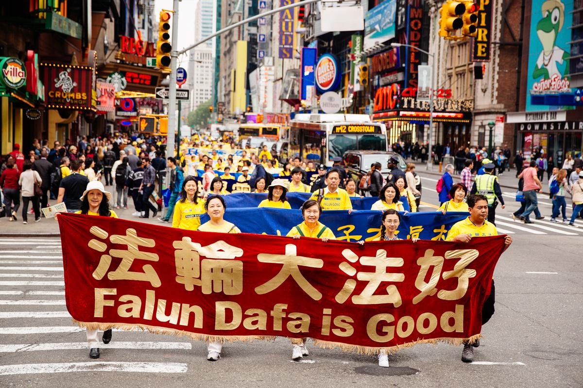 Around 10,000 Falun Gong practitioners march in the World Falun Dafa parade in New York on May 13, 2016. (Edward Dye/Epoch Times)