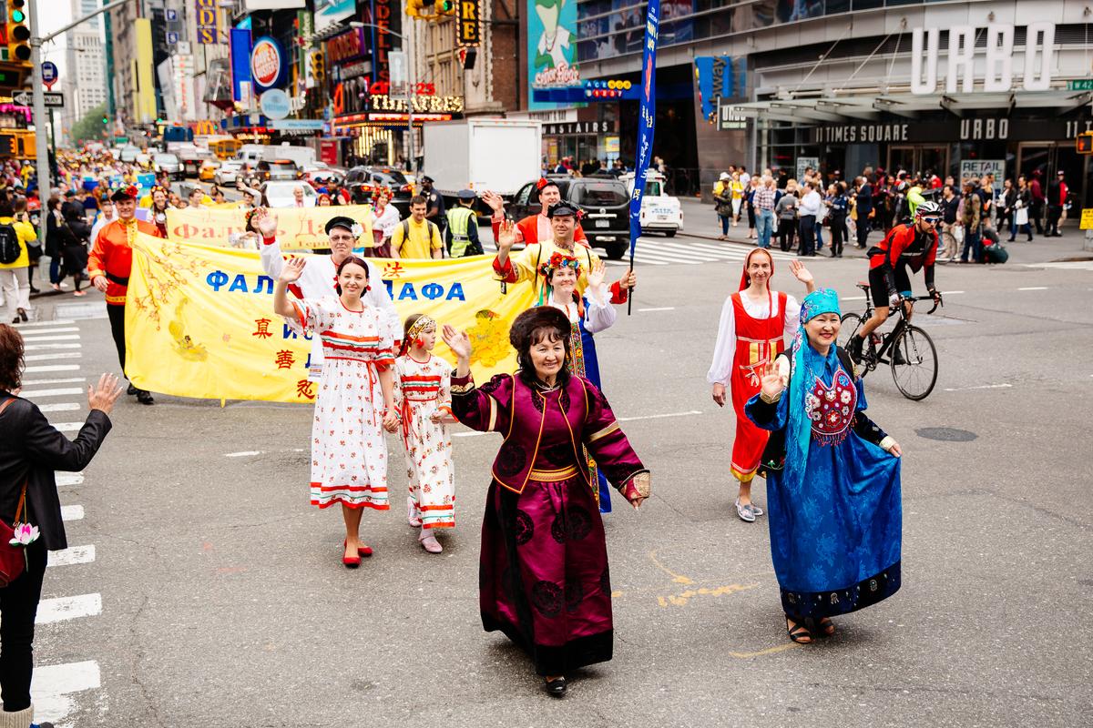 Around 10,000 Falun Gong practitioners march in the World Falun Dafa parade in New York on May 13, 2016. (Edward Dye/Epoch Times)