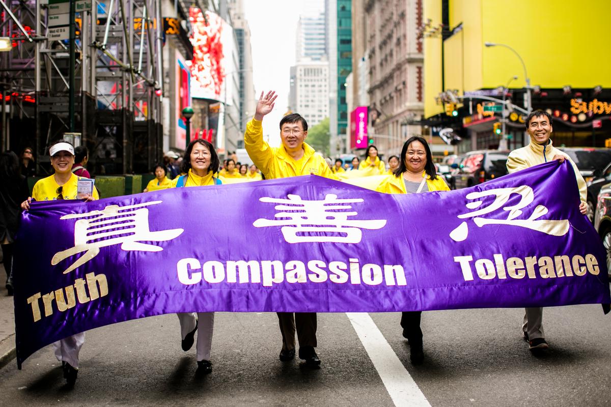 Around 10,000 Falun Gong practitioners march in the World Falun Dafa Day parade in New York on May 13, 2016. (Samira Bouaou/Epoch Times)
