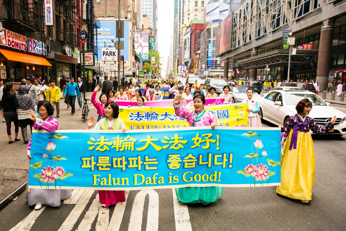 Around 10,000 Falun Gong practitioners march in the World Falun Dafa Day parade in New York on May 13, 2016. (Samira Bouaou/Epoch Times)