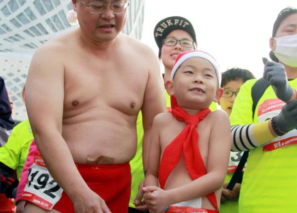 He Liesheng and his son at the marathon in Nanjing. (The Paper)