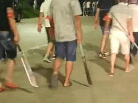 The men wielding machetes. (via Sina Weibo)