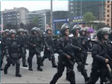 Riot police deployed to the scene. (Screenshot via Sina Weibo)
