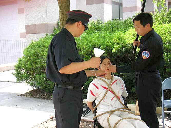 A Falun Gong demonstration in Chicago showing how Communist Party officials force-feed practitioners in prison <a href="http://www.clearwisdom.net/html/articles/2004/5/24/48525p.html" target="_blank">(Minghui.org)</a>