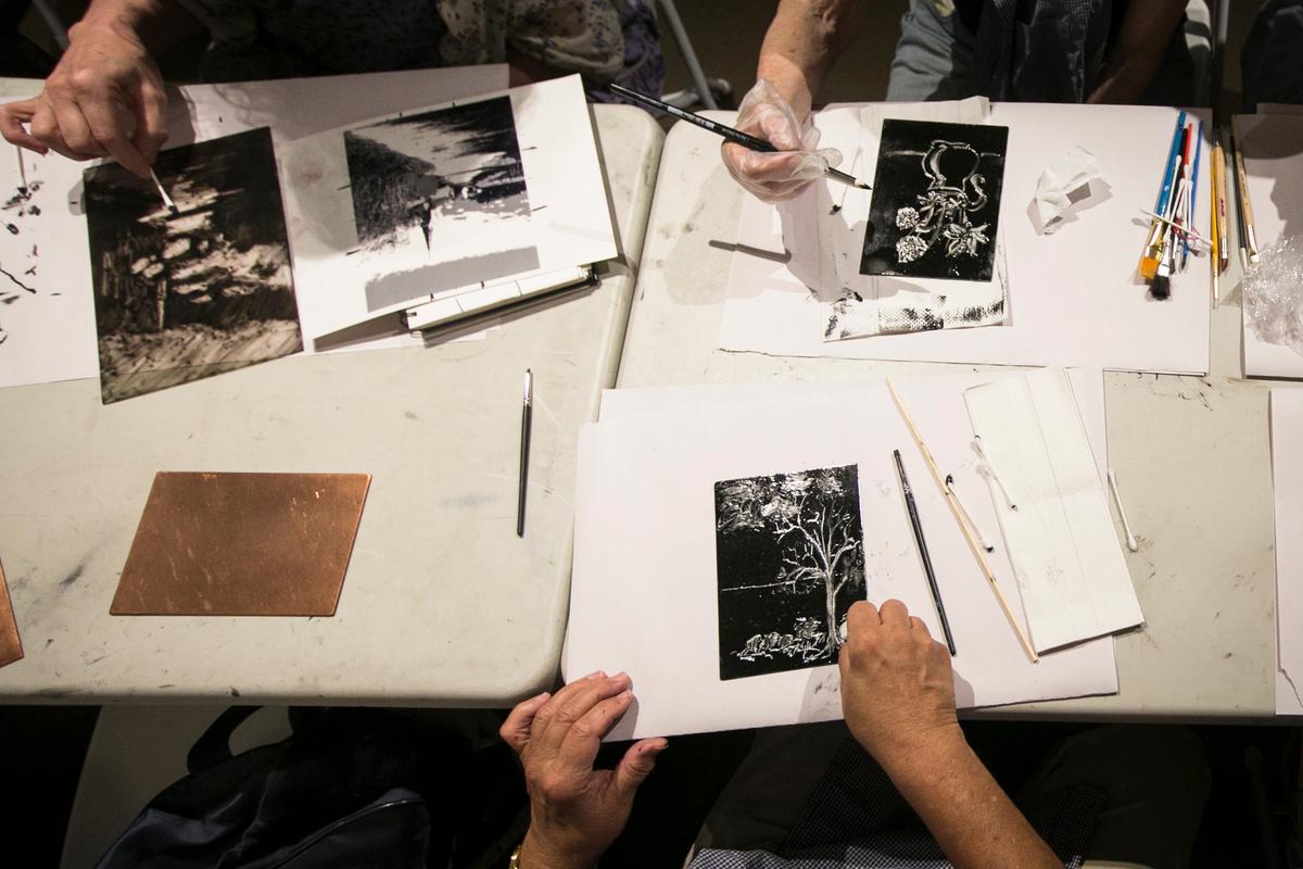 People create monotype prints at the monthly Monotype Party of the Salmagundi Club in Greenwich Village, New York, on July 12, 2016. (Samira Bouaou/Epoch Times)
