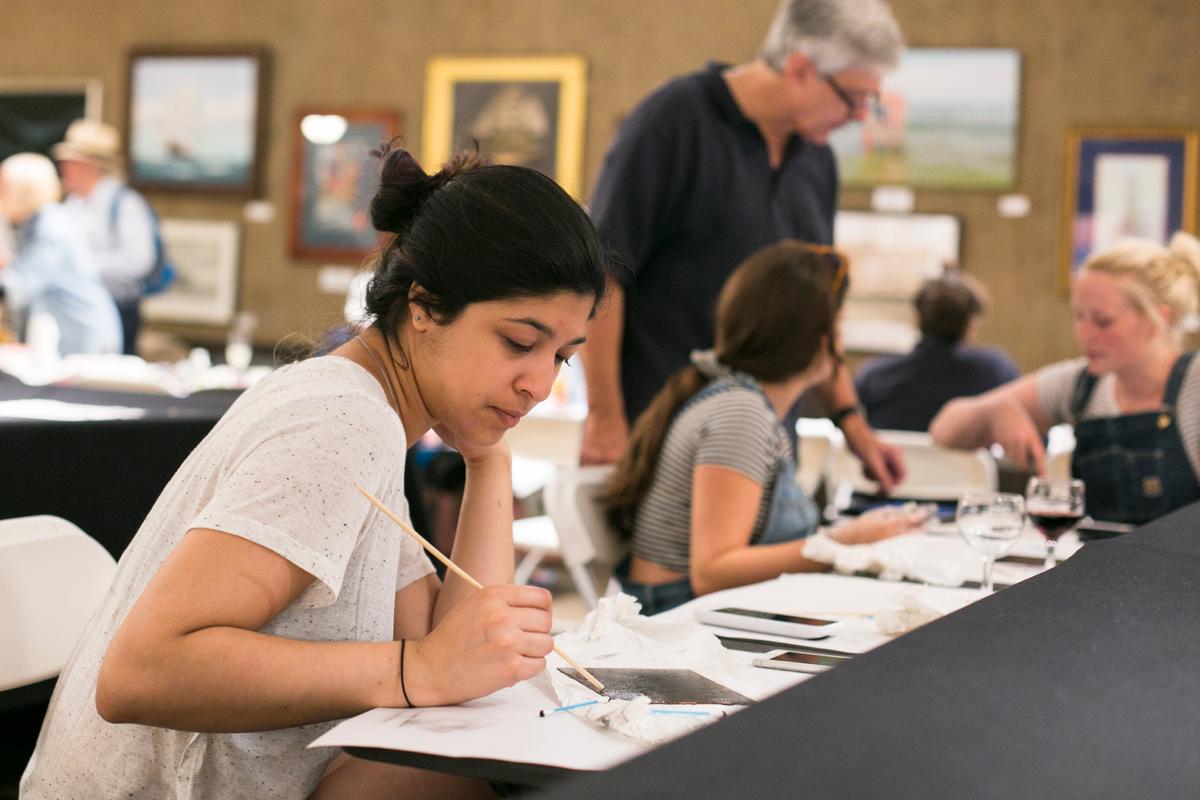 An artist from Chicago makes her first monotype at the Salmagundi Club on July 12, 2016. (Samira Bouaou/Epoch Times)
