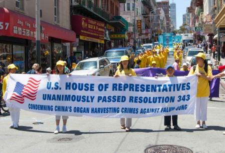 Falun Gong practitioners march in the anti-persecution parade in San Francisco on July 16. (Epoch Times)