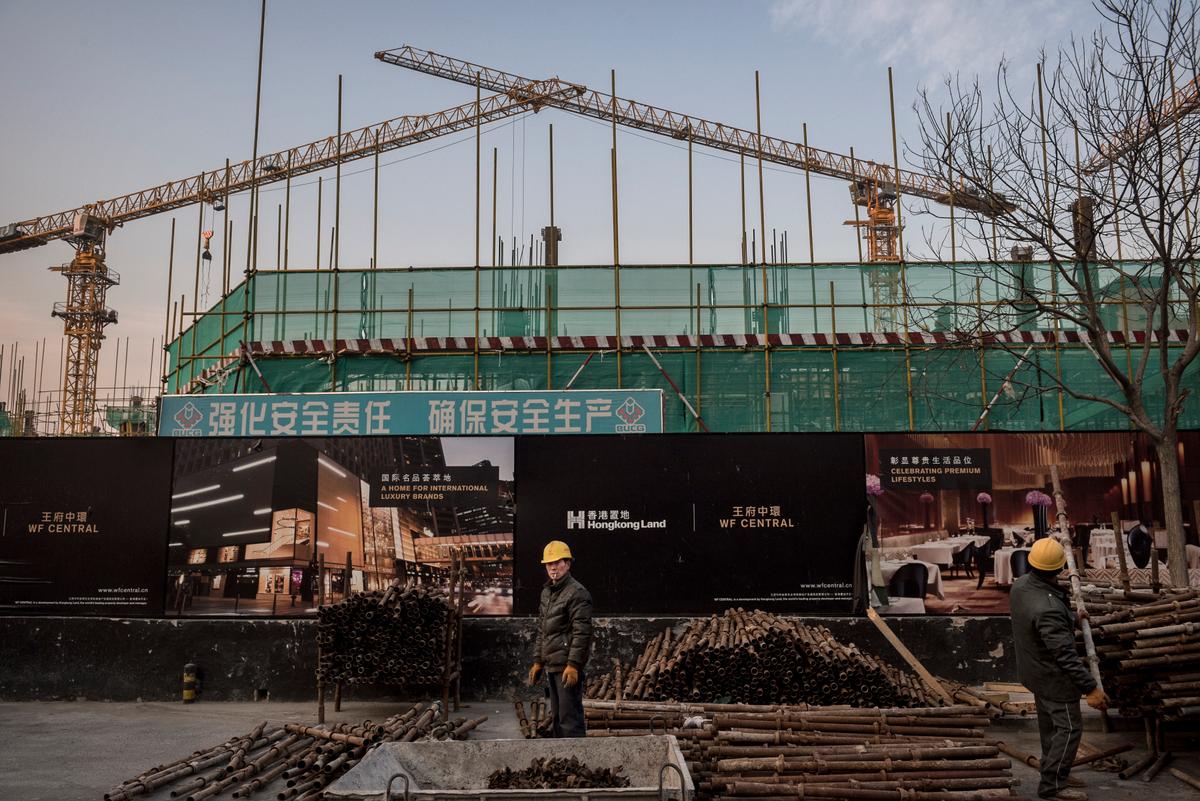 Chinese construction workers at work in Central Beijing on Jan. 20, 2015. (Kevin Frayer/Getty Images)