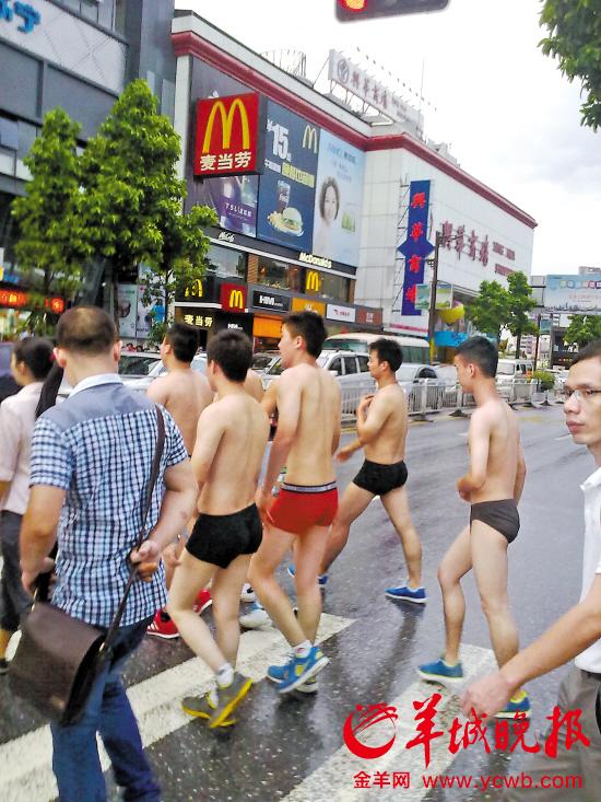 Salesmen in their underwear run through the streets of Foshan. (via Yangcheng Evening News)