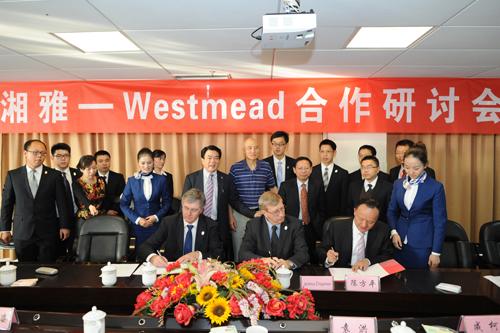 (Front, L–R) Dr. Philip O'Connell, Dr. Jeremy Chapman, and hospital President Dr. Chen Fangping signing a letter of intent at The Third Xiangya Hospital in Changsha, China, in November 2013. (The Third Xiangya Hospital of Central South University)