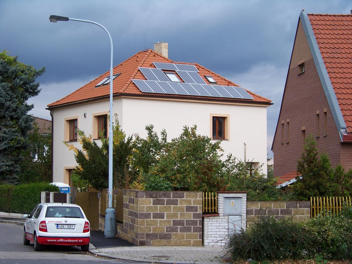 A house in Czech Republic with solar panels. (<a href="https://commons.wikimedia.org/wiki/Category:Solar_panels_on_roofs#/media/File:Fialkov%C3%A1,_sol%C3%A1rn%C3%AD_panely.jpg">cs:ŠJů</a>/CC BY-SA)