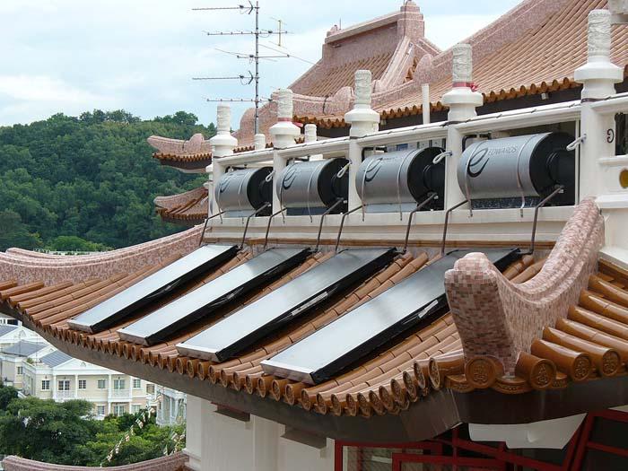 Solar panels on a temple in Singapore in this file photo. (<a href="https://commons.wikimedia.org/wiki/File:Poh_Ern_Shih-Solar_Panels.jpg">Aldwin Teo</a>/CC BY-SA)
