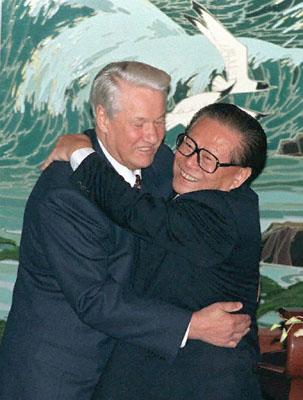 Russian President Boris Yeltsin together with his Chinese counterpart Jiang Zemin (L)