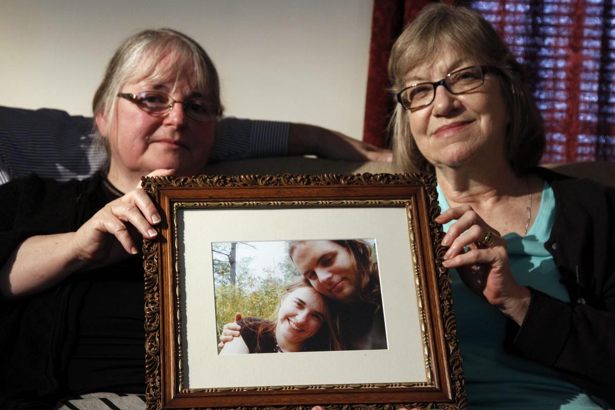 Mothers Linda Boyle (L) and Lyn Coleman hold a photo of Joshua Boyle and Caitlan Coleman, who were kidnapped by the Taliban in late 2012, on June 4, 2014, in Stewartstown, Pa. (AP Photo/Bill Gorman)