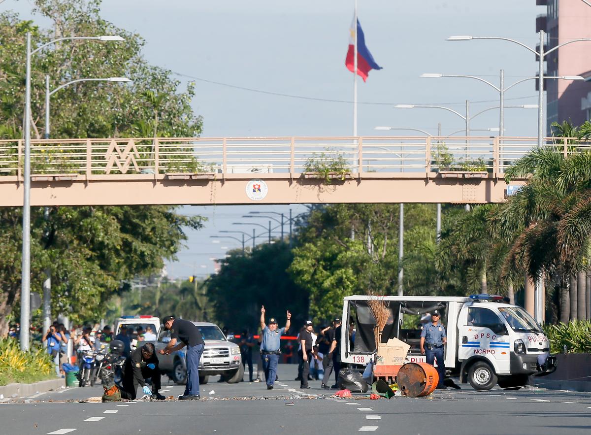A Philippine National Police bomb disposal squad near the U.S. Embassy in Manila, Philippines on Nov. 28, 2016. (AP Photo/Bullit Marquez)